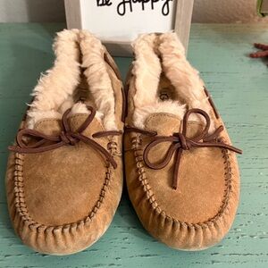 UGG Tan Slippers with Plush Lining SZ 7 box 101